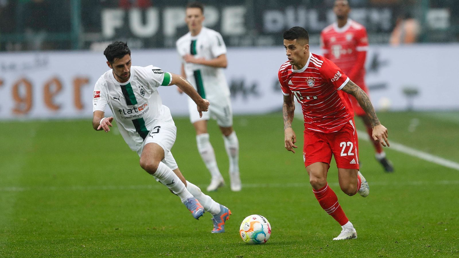 
                <strong>Joao Cancelo (FC Bayern München)</strong><br>
                Der Portugiese kommt früh ins Spiel, nachdem Coach Nagelsmann infolge des Ausschlusses gegen Upamecano die Abwehr wieder auffüllen muss. Kurz nach seiner Einwechslung hat Joao Cancelo dann gleich Glück, dass sein verlorener Zweikampf vor dem Strafraum ohne Konsequenzen bleibt, weil Stindl nicht zum 2:0 einschiebt. In die Offensive kann sich Cancelo nur selten einschalten, etwa durch einen Distanzschuss in der 67. Minute, der an das Außennetz geht. ran-Note: 4.
              