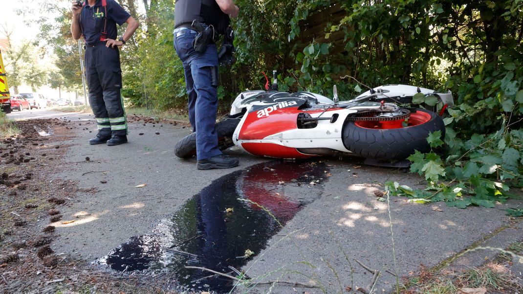 Der 75-jährige Motorradfahrer erlag später seinen Verletzungen.(Symbolbild).