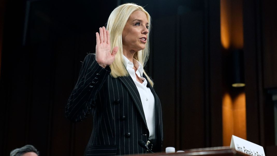 Pam Bondi, die vom designierten US-Präsidenten Trump für die Leitung des Justizministeriums als Generalstaatsanwältin ausgewählt wurde, wurde nun auch vom US-Senat im Amt bestätigt. (Archivbild)