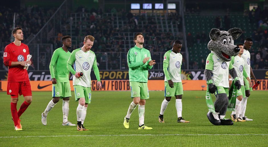 
                <strong>VfL Wolfsburg</strong><br>
                Bereits im Sommer berichtete die Pariser Boulevardzeitung "Le Parisien", dass der VfL Wolfsburg an Kevin Trapp interessiert sein soll und eine Ablösesumme zwischen zehn und zwölf Millionen Euro bieten würde. Auch wenn Wolfsburg-Torwart Koen Casteels eine ordentliche Saison spielt, wäre Trapp als deutscher Nationaltorhüter weiterhin ein großer Coup. Fraglich ist allerdings, ob Trapp wirklich von Paris nach Wolfsburg ziehen würde. Momentan sieht es nicht danach aus, als würde der VfL in nächster Zeit wieder international spielen.   
              