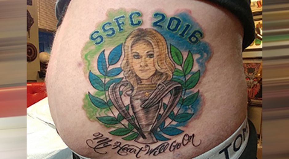 
                <strong>Nach Seattle-Titel: Fan muss sich Celine-Dion-Tattoo machen lassen</strong><br>
                Nachdem MLS-Klub Seattle Sounders bis zu diesem Zeitpunkt so etwas war, wie die US-amerikanische Ausgabe von Bayer Leverkusen, ließ sich Sounders-Fan Matt Oak auf eine kuriose Wette ein: Sollte sein Lieblingsklub tatsächlich mal Titel einfahren, würde er sich ein Tattoo von Celine Dion stechen lassen. Wie das Leben so spielt, holten die Sounders 2016 tatsächlich die Meisterschaft, obwohl sie die Playoffs fast noch verpassten. Nachdem im Internet eine Sammelaktion erfolgreich war und die 600 Dollar fürs Dion-Tattoo beisammen waren, schritten die Tätowierer zur Tat. Jetzt läuft Matt Oak seitdem tatsächlich mit einem Tattoo von Celine Dion links auf dem Bauch herum.
              