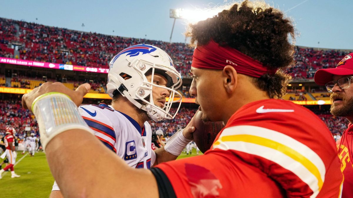 NFL, American Football Herren, USA Buffalo Bills at Kansas City Chiefs Oct 16, 2022; Kansas City, Missouri, USA; Buffalo Bills quarterback Josh Allen (17) hugs Kansas City Chiefs quarterback Patric...