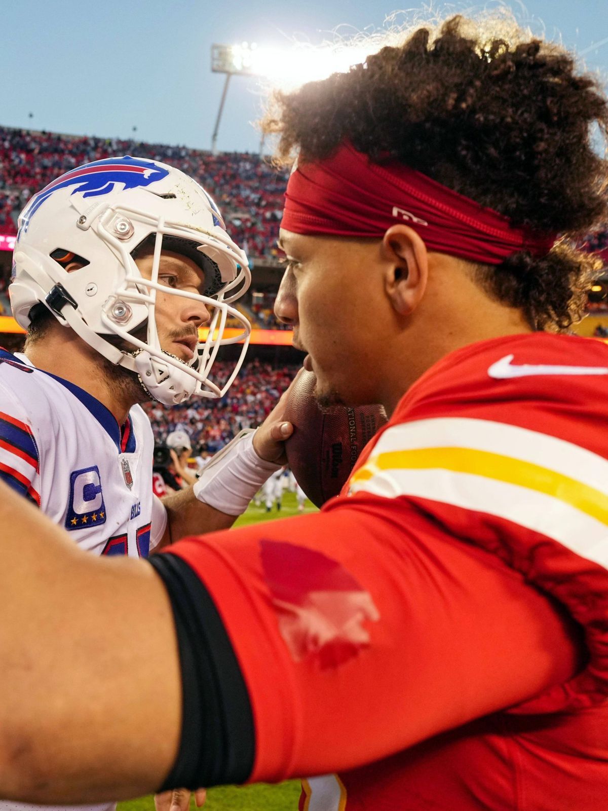 NFL, American Football Herren, USA Buffalo Bills at Kansas City Chiefs Oct 16, 2022; Kansas City, Missouri, USA; Buffalo Bills quarterback Josh Allen (17) hugs Kansas City Chiefs quarterback Patric...