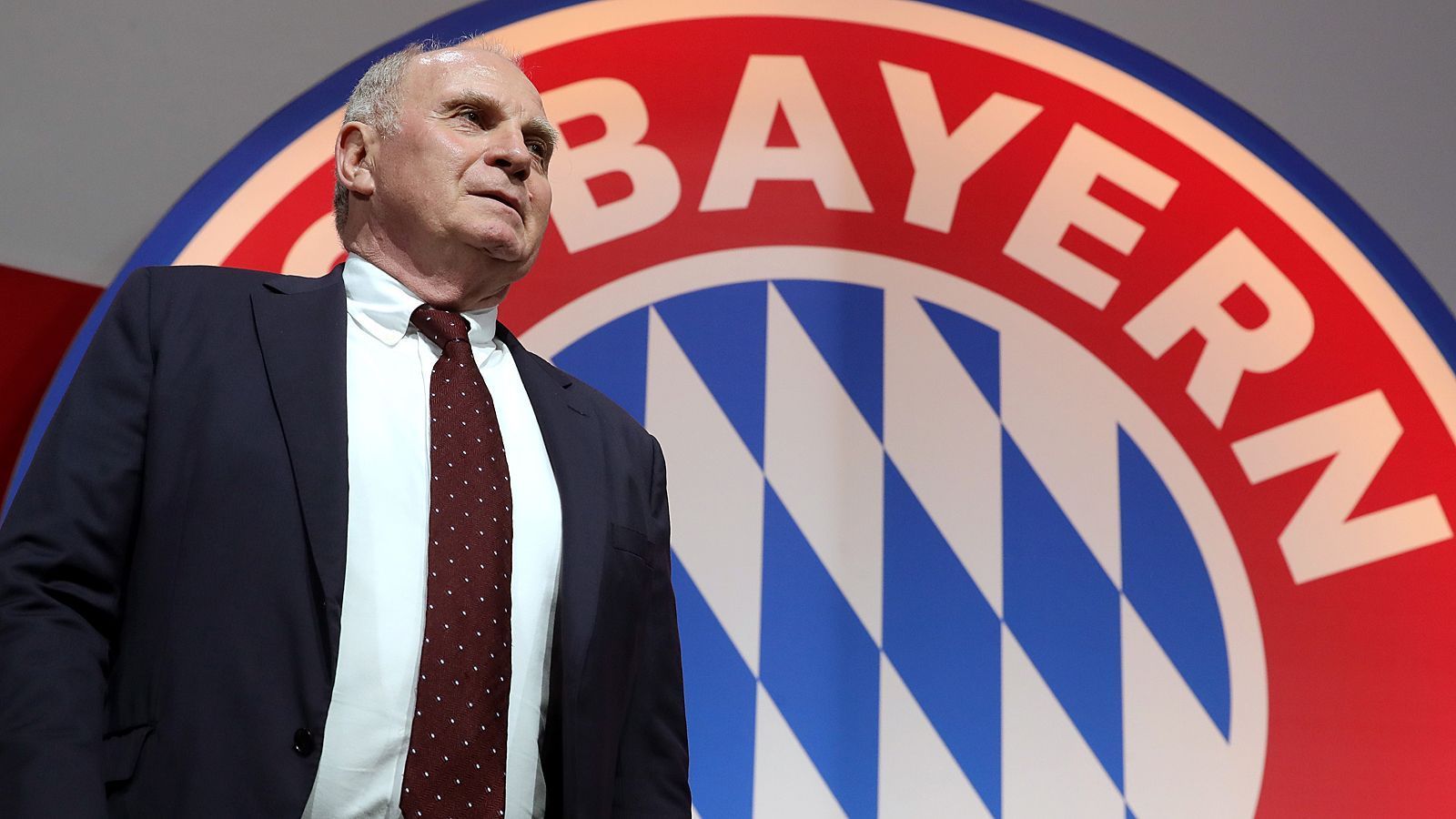 
                <strong>Uli Hoeneß wird 70</strong><br>
                Der FC Bayern München ist Uli Hoeneß und Uli Hoeneß ist der FC Bayern. Nun feiert die Klublegende zwei Tage vor dem Rückrunden-Auftakt zwischen dem FC Bayern und Borussia Mönchengladbach am Freitag, ab 18:55 Uhr live in SAT.1 seinen 70. Geburtstag. Er hat in dem Verein viel bewegt, wirtschaftlich, strukturell - aber auch rhetorisch. Seine Abteilung Attacke ist legendär, seine Sprüche unvergessen. Ein Überblick über seine besten Zitate. Happy Birthday, Uli.
              