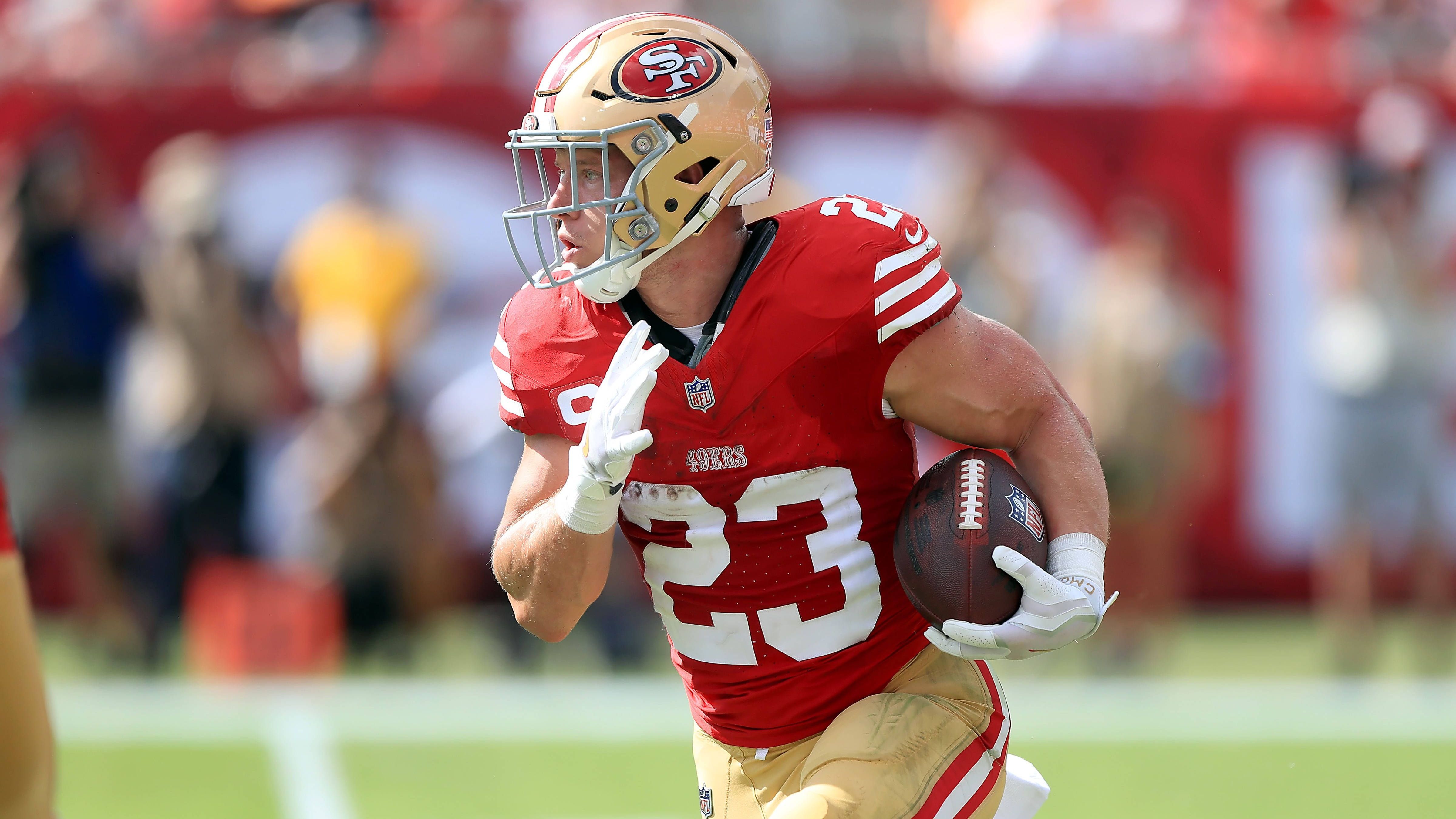 <strong>Christian McCaffrey (San Francisco 49ers)</strong><br>2024 war Christian McCaffrey den Niners kaum eine Hilfe, verpasste er doch die meisten Spiele aufgrund einer Achillessehnen- und anschließend einer Kreuzbandverletzung. Nun hat Offensive Coordinator Klay Kubiak Entwarnung gegeben: "Christian macht sich großartig. Er sieht fantastisch aus, und wir freuen uns, dass er jeden Tag arbeitet. Ich freue mich darauf, dass er bald wieder voll dabei sein kann."