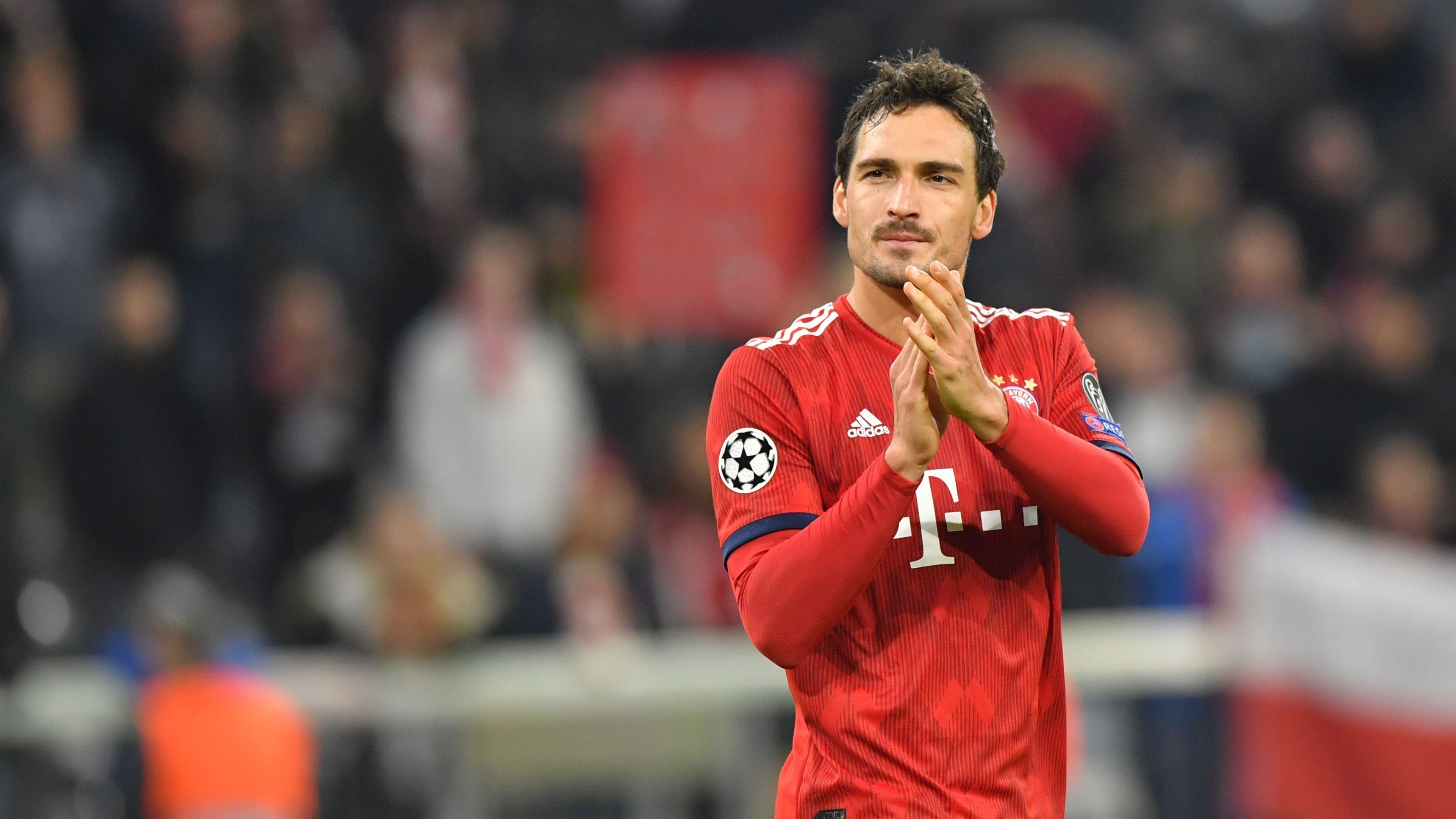 <strong>Nächste Rückkehr zum FC Bayern?</strong><br>Und was ist eigentlich mit dem FC Bayern? Näher an München als München selbst geht nicht. Und für Hummels würde sich ein doppelter Kreis schließen. Schließlich begann er in der FCB-Jugend seine Karriere und kehrte zwischenzeitlich bereits zurück. Abwehrspieler suchen Max Eberl und Co. gerade sowieso - und die Aussicht auf ein "Finale dahoam" winkt ebenfalls ...