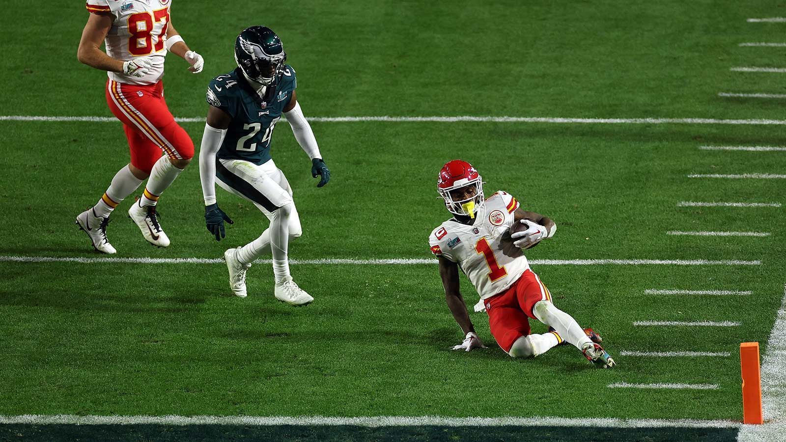 
                <strong>Jerick McKinnon</strong><br>
                Der zweite Running Back der Chiefs hatte den vielleicht besten Nicht-Touchdown der NFL-Geschichte. Kurz vor Schluss stoppte Jerick McKinnon an der Zwei-Yard-Linie der Eagles ab, statt in die Endzone zu laufen. Das erlaubte Kansas City vor dem spielentscheidenden Field Goal zum 38:35 die Uhr runterlaufen zu lassen. Auch sonst war er ein wichtiger Faktor in der Chiefs-Offense. Zwar sagte Andy Reid nur vier Laufspielzüge für ihn an, doch 34 Rushing Yards bei einem Schnitt von 8,5 Yards pro Versuch können sich sehen lassen. Dazu fing er alle drei für ihn bestimmten Pässe für 15 Yards.
              