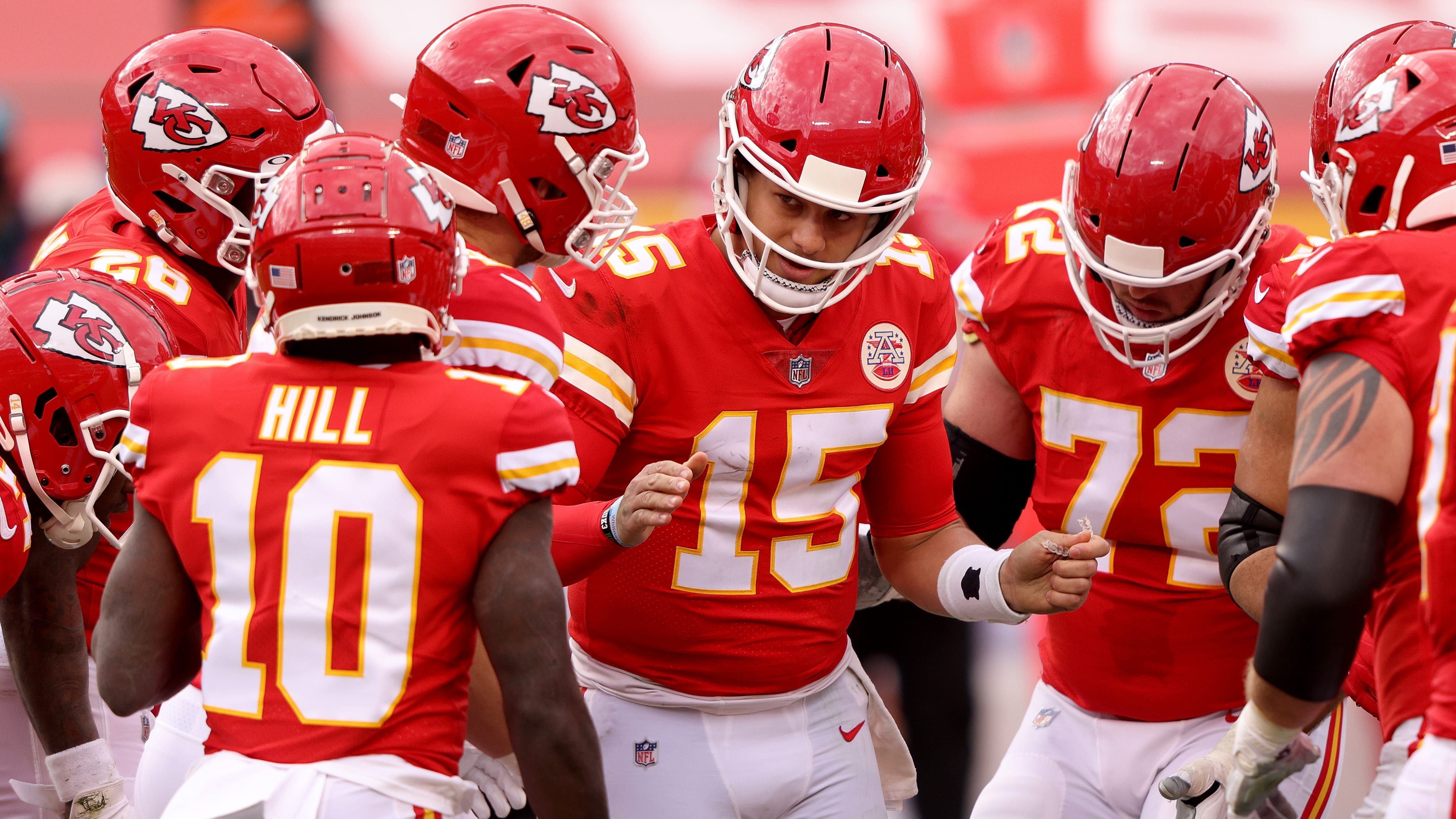 
                <strong>Kampf um die Playoff-Tickets in der AFC</strong><br>
                In der AFC sind mit den Kansas City Chiefs, den Pittsburgh Steelers und den Buffalo Bills bereits drei Teams sicher für die Playoffs qualifiziert. Kansas ist zudem schon jetzt der Top-Seed. Dahinter kämpfen fünf Teams um vier Plätze und alle haben eine Bilanz von 10-5. Dennoch sind die Ausgangslagen unterschiedlich ...
              