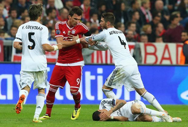 
                <strong>Bayern München - Real Madrid 0:4</strong><br>
                Und dann kommt natürlich auch eine Portion Frust dazu. Ein Real-Spieler liegt am Boden - Mario Mandzukic (2.v.l.) glaubt nicht an die Schmerzen des Kollegen.
              