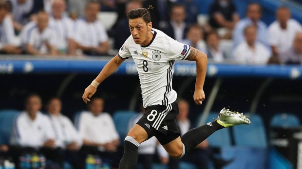 
                <strong>Mesut Özil</strong><br>
                Mesut Özil: Zeigte über weite Strecken sein bestes EM-Spiel. War ballsicher, fand immer wieder Räume zwischen den Reihen und spielte so gut wie keinen Fehlpass. Aber er muss sich den Vorwurf gefallen lassen, dass er dem Spiel nicht die entscheidenden Impulse geben könnte, die die DFB-Elf benötigte hätte, um ins Finale zu kommen. ran-Note: 3.
              