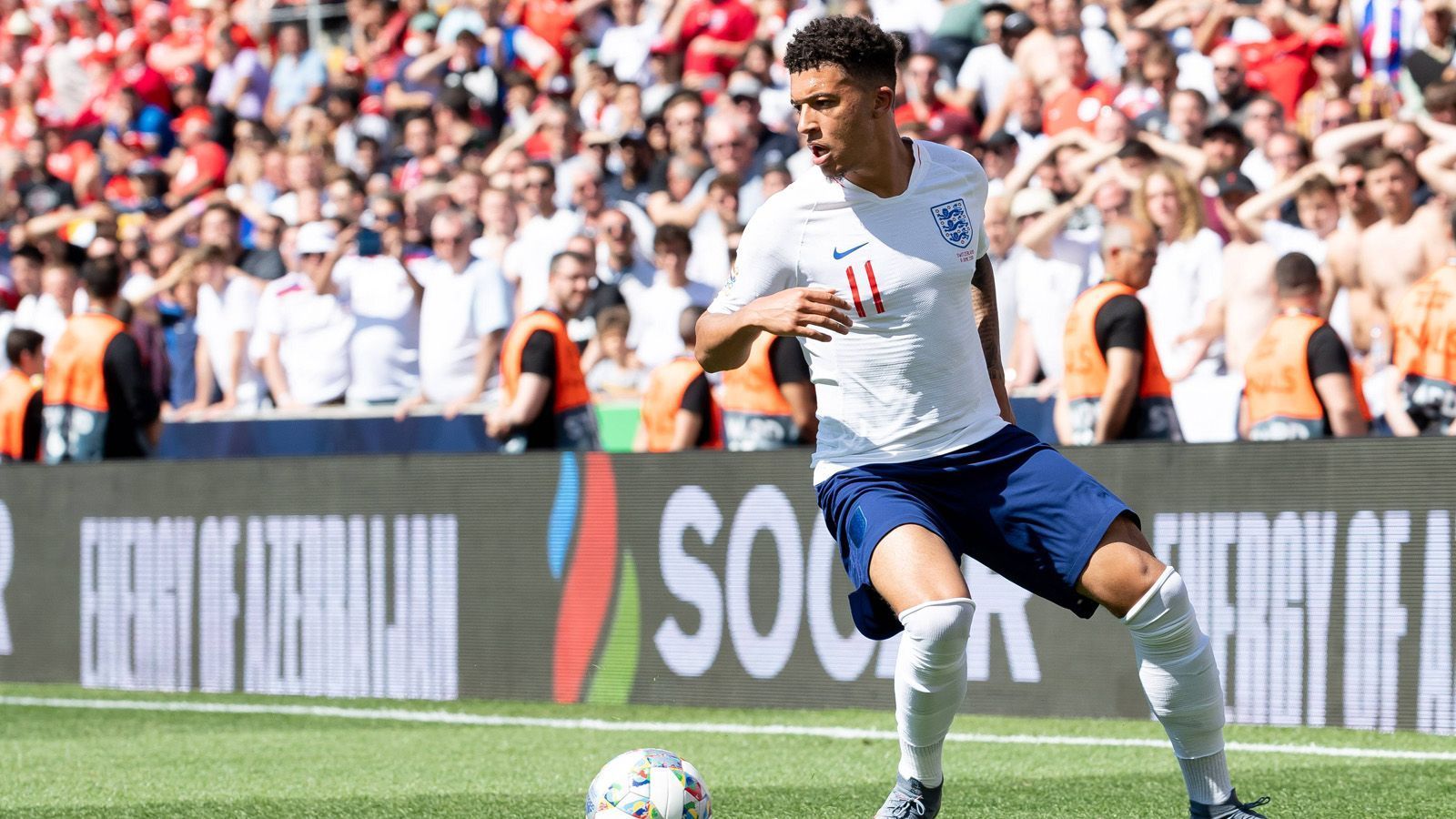 
                <strong>Jadon Sancho (19) </strong><br>
                Der Dortmunder Shooting-Star fehlt im Aufgebot der Three Lions. Er war mit der A-Nationalmannschaft bei den Nations-League-Finals unterwegs und kommt seit seinem Debüt im Oktober 2018 auf bislang vier Länderspiele. Die starken Leistungen im BVB-Trikot machten ihn so wertvoll, dass Gareth Southgate ihn direkt im A-Team haben wollte.
              