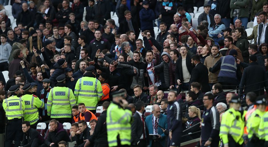 
                <strong>West Ham United: Randale bei 0:3-Pleite gegen Burnley</strong><br>
                Nachdem einige Platzstürmer wieder zurück auf der Tribüne waren (sie wurden von den Securitys nicht verfolgt), kam es dort zu Rangeleien mit anderen Anhängern, die mit dem Vorgehen der Flitzer offenbar nicht einverstanden waren.
              