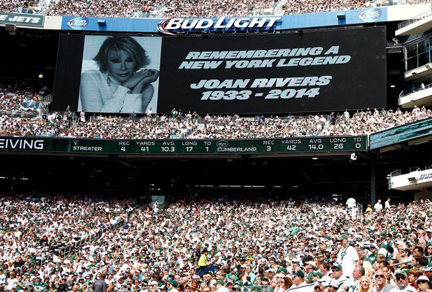 
                <strong>Der 1. Spieltag der neuen NFL-Saison</strong><br>
                Vor dem Auftakt des Jets-Raiders-Spiels gedenken die Fans der kürzlich verstorbenen Entertainerin Joan Rivers.
              