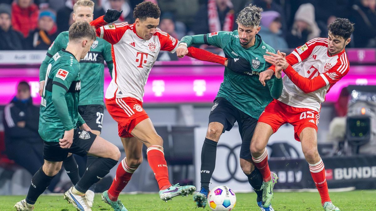 Fußball: 1. Bundesliga, 15. Spieltag: FC Bayern München - VfB Stuttgart am 17.12.2023 in der Allianz Arena in München. Stuttgarts Angelo Stiller (v.li.), Münchens Jamal Musiala, Stuttgarts Atakan K...