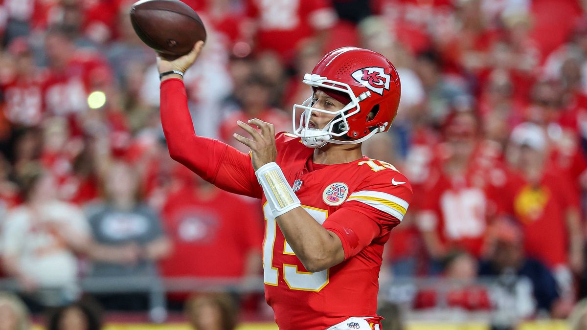 August 22, 2025: Kansas City Chiefs quarterback Patrick Mahomes (15) throws a pass during the first quarter of an NFL, American Football Herren, USA preseason football game against the Chicago Bear...