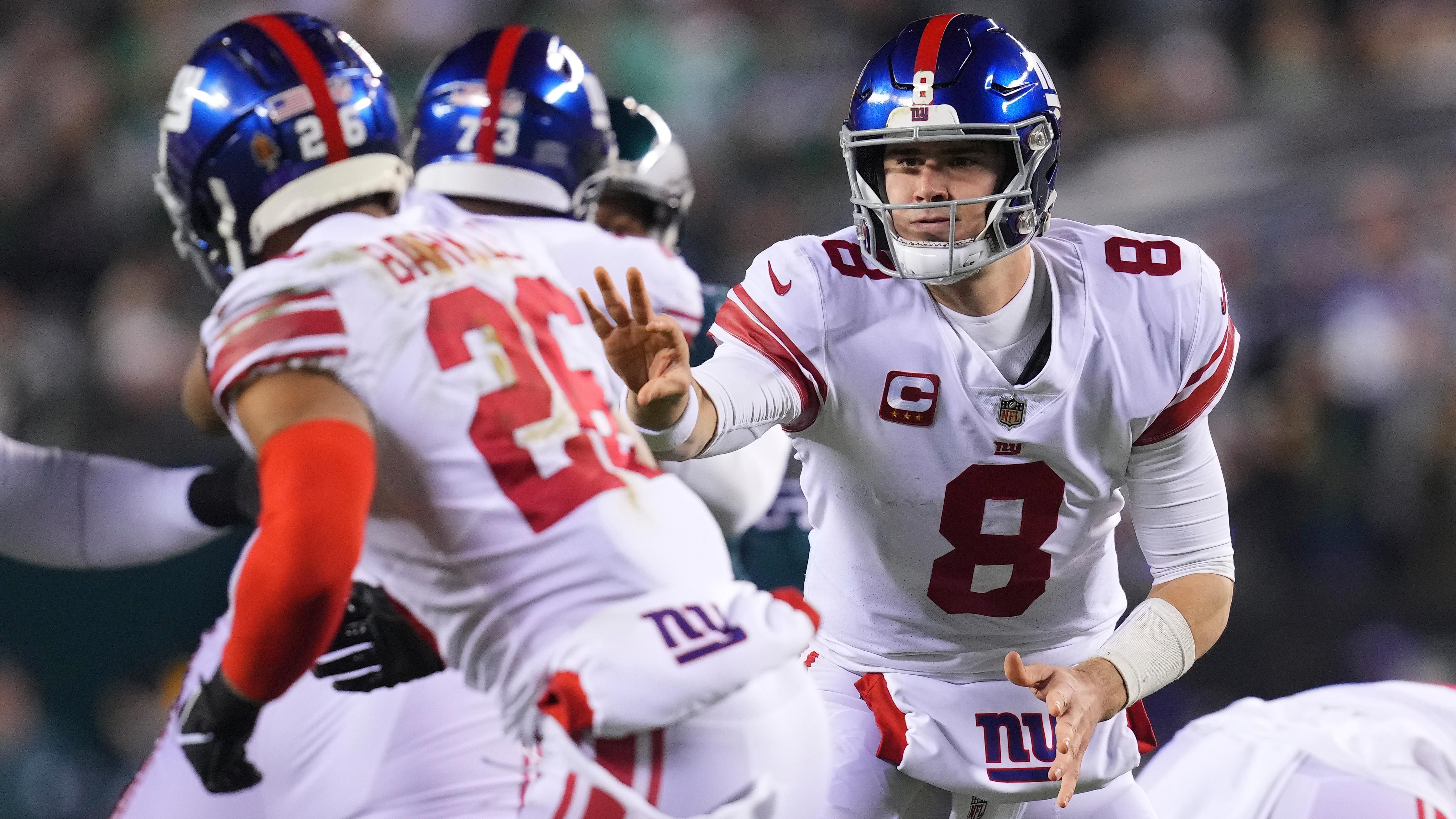 
                <strong>Verlierer: New York Giants</strong><br>
                Wenn man sich die gesamte Saison der New York Giants ansieht, kann man sie eigentlich nicht zu den Verlierern zählen. Was Head Coach Brian Daboll aus dem Team gemacht hat, ist bemerkenswert. Doch bei der deutlichen 7:38-Niederlage gegen die Eagles kam dann doch äußerst wenig von der Offense um Daniel Jones, Saquon Barkley und Co. In der Offseason müssen die Giants aufpassen, ihre beiden Offensiv-Stützen nicht zu verlieren, denn sowohl Jones als auch Barkley sind nun Free Agents. 
              