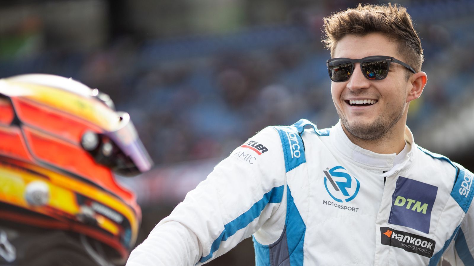 
                <strong>Jake Dennis</strong><br>
                Der Brite Jake Dennis ist alles andere als ein Anfänger im Rennsport. In Le Mans, der Formel 3 (Dritter 2015), der GP3 (Vierter 2016) und 2019 in der DTM konnte der 25-Jährige bereits viel Erfahrung sammeln und bewies seine Anpassungsfähigkeit.
              