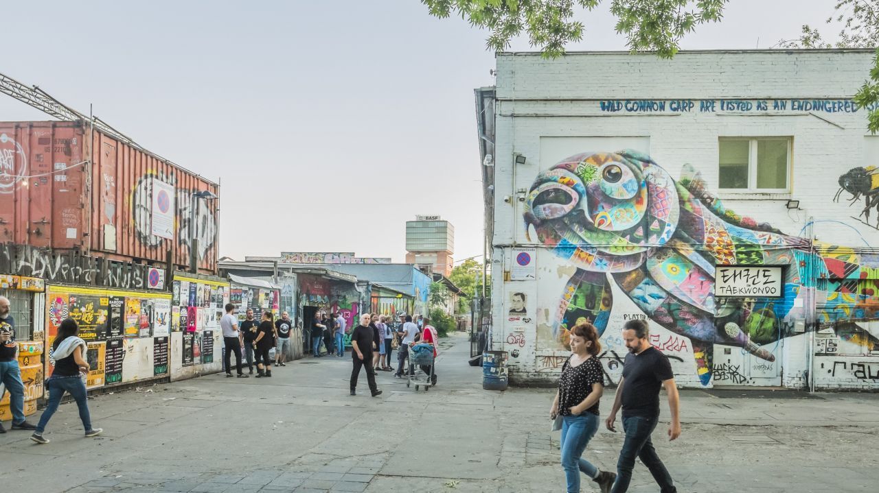 Auch das Berliner Stadtbild (wie hier im Viertel Friedrichshain) ist durch bunte Container geprägt.