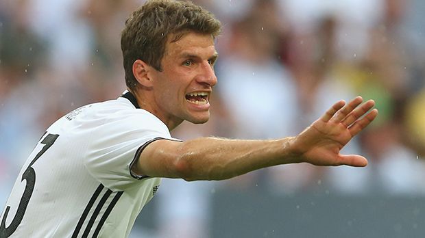 
                <strong>Thomas Müller</strong><br>
                Thomas Müller: Stellte sich in den Dienst der Mannschaft, ackerte und holte einige Bälle aus dem Mittelfeld. Nicht so präsent, wie man es von ihm gewohnt ist. Erzielte dennoch in klassischer Müller-Manier das Tor zum 2:0. ran-Note: 3.
              