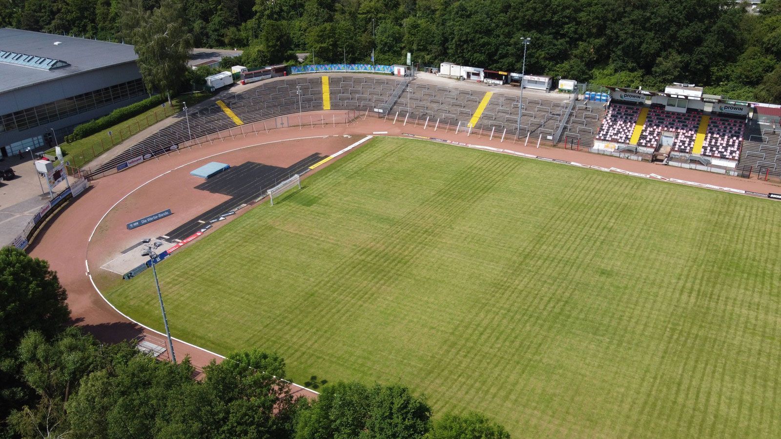 
                <strong>Das Stadion</strong><br>
                Weil das Ludwigsparkstadion in Saarbrücken derzeit umgebaut wird, spielt der FC Saarbrücken im Hermann-Neuberger-Stadion in Völklingen. Die kleine Arena in der ebenfalls im Saarland gelegenen Stadt versprüht den Charme eines Dorfplatzes und atmet die Luft alter Fußballtage. Eigentlich trägt dort der ehemalige Zweitligist SV Röchlingen-Völklingen seine Spiele aus, das Stadion fasst 6.800 Zuschauer. Das ist aber am Dienstag völlig egal, denn das Halbfinale gegen Leverkusen wird das erste Geister-Halbfinale in der Geschichte des DFB-Pokals.
              