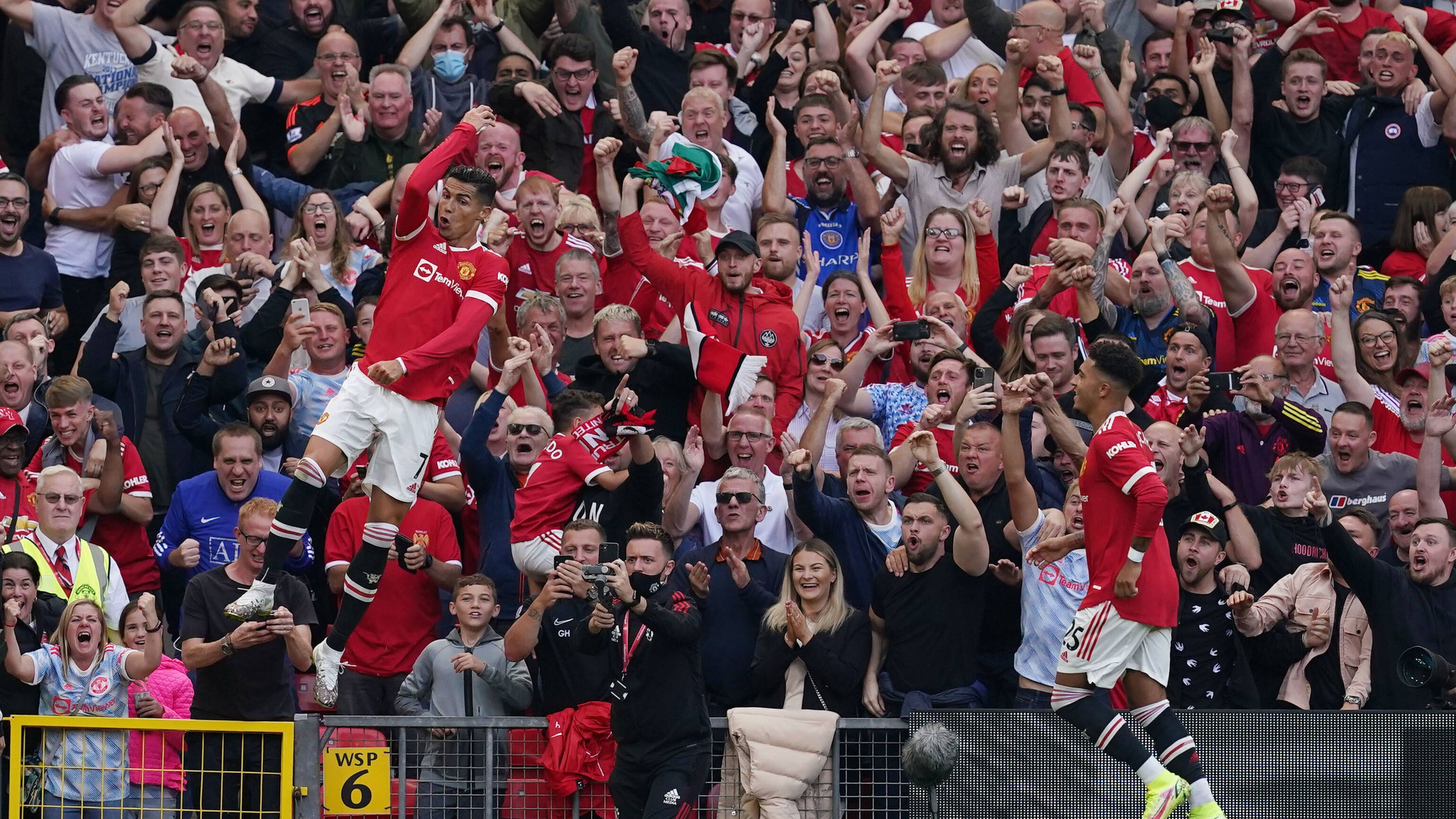 
                <strong>Siiiiiiiiiiiiiiiiiiiii</strong><br>
                Madrid, Turin und nun Manchester: Trifft Ronaldo hallt es bei seinem Jubel durch das ganze Stadion: "Siiiiiiiiiiiiii". Kurz darauf stellt sein Landsmann Bruno Fernandes per Schuss in den Winkel auf 3:1, Jesse Lingard trifft sogar noch zum 4:1. Danach ist Schluss. Ekstase im Old Trafford - was für eine Rückkehr von Cristiano Ronaldo. 
              