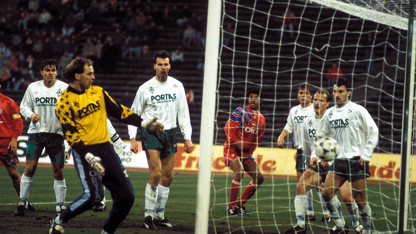 
                <strong>Oliver Reck (Werder Bremen) </strong><br>
                30. November 1991: Bayern München – Werder Bremen (3:4)Eine wahre Slapstick-Einlage leistete sich Bremen-Keeper Oliver Reck gegen die Bayern. Die Bremer führten im Münchner Olympiastadion bereits mit 1:3, als Bayerns Mazinho nach einer Ecke den Ball an den Pfosten köpfte. Vom Gehäuse prallte der Ball zurück ins Feld, direkt auf die Stirn des verdutzten Werder-Keepers und anschließend ins Bremer Tor zum zwischenzeitlichen 2:3. Nach weiteren Toren von Borowka und Mazinho endete die Partie 4:3 für die Hanseaten.
              