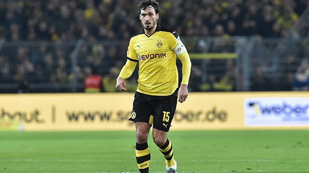 
                <strong>Mats Hummels</strong><br>
                Abwehr: Mats Hummels. Ähnlich wie Bender versuchte der deutsche Nationalspieler häufig das Spiel mit hohen Bällen zu eröffnen. Zeigte sich gewohnt zweikampfstark und nahezu unbezwingbar in der Luft bei Kopfbällen. Verlieh der Defensive Sicherheit und zeigte Präsenz. In der 23. Minute gewann Hummels einen wichtigen Zweikampf im Eins-gegen-Eins mit Raul Bobadilla als letzter Mann. ran-Note: 2
              