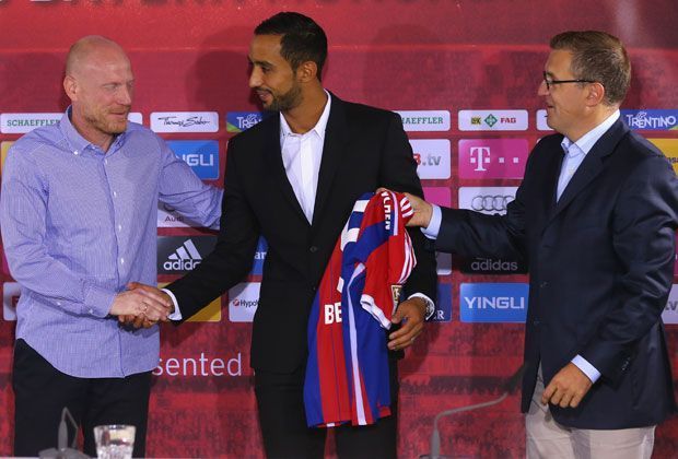 
                <strong>Die Vorstellung von Mehdi Benatia</strong><br>
                Die Transfermodalitäten beim FC Bayern sind aber wohl noch nicht abgeschlossen. Finanzvorstand Hans-Christian Dreesen erklärt, auch der Wechsel von Xabi Alonso sei so gut wie fix.
              