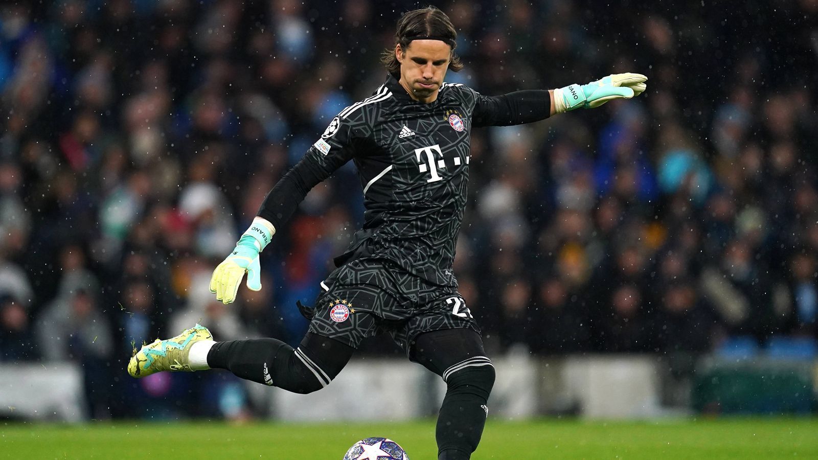 
                <strong>Yann Sommer (FC Bayern München)</strong><br>
                Hat nach 13 Minuten enormes Glück, dass Haaland einen halben Schritt zu spät kommt, um den Schweizer einen (!) Meter vor der eigenen Torlinie entscheidend zu stören. Ob ein Manuel den Traumtreffer von Rodrigo gehalten hätte, ist reine Spekulation. Riskiert in der 34. Minute gegen Grealish alles und pariert dann sensationell gegen Gündogan. In der zweiten Halbzeit wieder einigen riskanten Aktionen und dann wieder mit grandiosen Paraden. Viel Licht, viel Schatten. ran-Note: 3
              