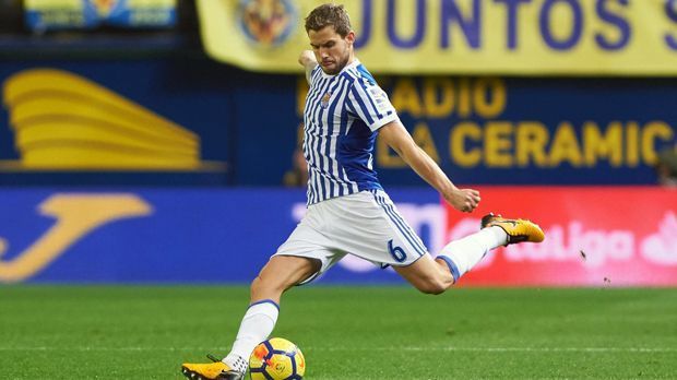 
                <strong>Inigo Martinez</strong><br>
                Athletic Bilbao hat auf den Verkauf von Aymeric Laporte umgehend reagiert und mit Inigo Martinez einen Nachfolger verpflichtet. Der 26-Jährige wechselt von Real Sociedad San Sebastian nach Bilbao. Die Ablöse für Martinez soll laut Medienberichten 32 Millionen Euro betragen haben. Sein Vertrag bei den Basken läuft bis zum Sommer 2023.
              