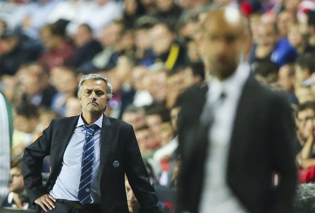 
                <strong>Mourinho und Guardiola - eine eigenartige Beziehung</strong><br>
                2014 legt der Portugiese nach. "Wenn einer genießt, was er macht, verliert man seine Haare nicht. Er hat eine Glatze bekommen. Guardiola genießt nicht den Fußball", macht er sich über Guardiola lustig.
              