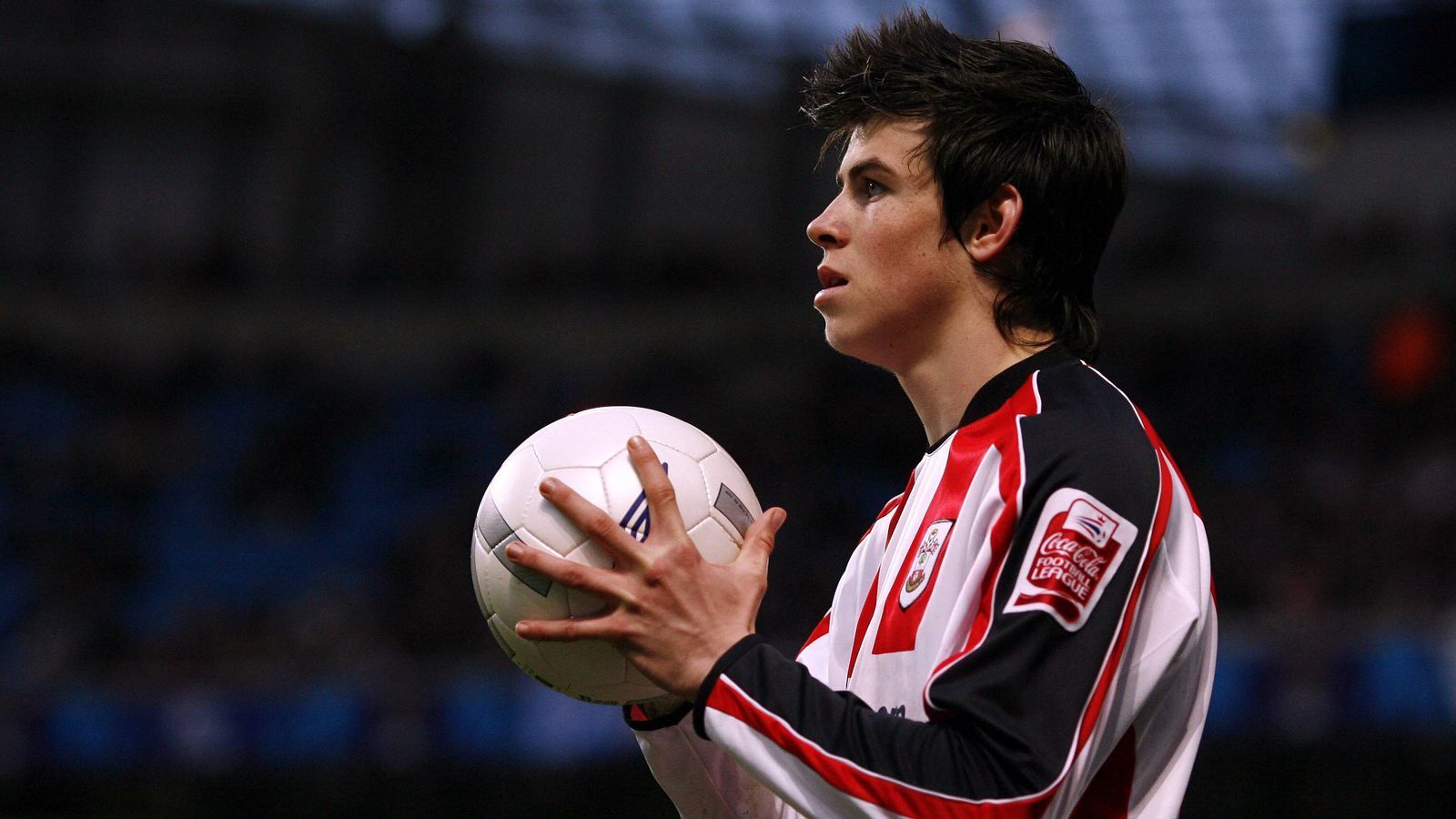 
                <strong>Die Talentschmiede</strong><br>
                "Wir kaufen nicht Erfolg, wir bilden ihn aus", lautet ein Slogan des FC Southampton. Der Verein gilt als die wohl beste Talentschmiede des englischen Fußballs. Gareth Bale (Foto), Theo Walcott, Adam Lallana oder Alex Oxlade-Chamberlain sind nur einige der Superstars, die aus dem Nachwuchs der "Saints" stammen. Der Nachwuchsleiter Matt Hale sagt: "Die Akademie soll 50 Prozent der Spieler des Kaders unserer Profimannschaft stellen." In jedem Saisonspiel standen mindestens fünf Engländer in der Startelf - der zweithöchste Wert der Liga.
              