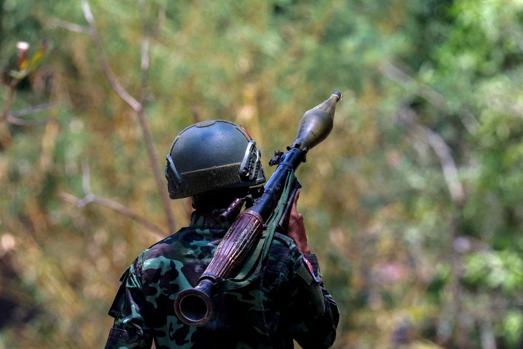 Ein Soldat der Karen National Liberation Army, welche das myanmarische Militär bekämpft.

