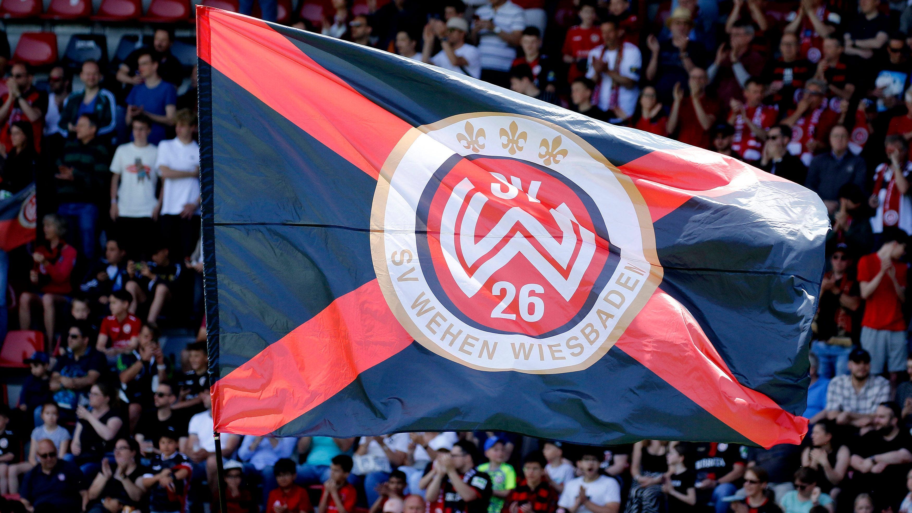 
                <strong>Wehen ist der Drittliga-Dino</strong><br>
                Die Wiesbadener würden bei einem Nichtaufstieg weiter an einer Bestmarke drehen: Wehen ist Erster in der ewigen Drittliga-Tabelle, in 13 der 15 Saisons seit der Gründung 2008 waren die Hessen in der 3. Liga dabei: 492 Spiele, 198 Siege, 699 Tore und 726 Punkte sind alles Rekorde.
              