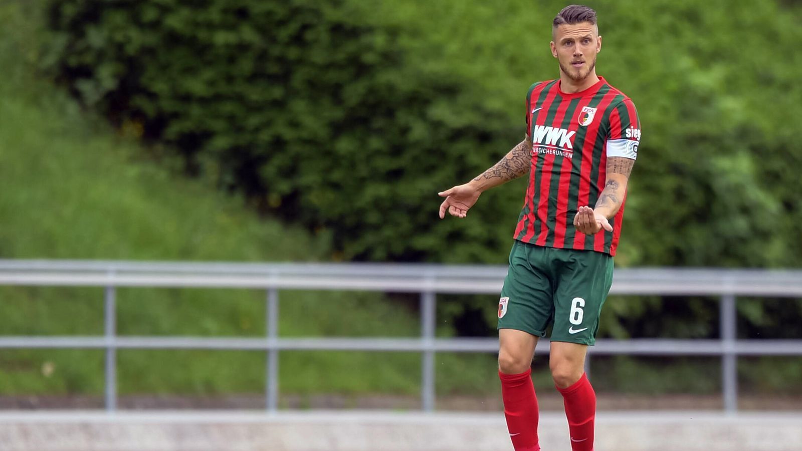 
                <strong>FC Augsburg: Jeffrey Gouweleeuw</strong><br>
                Beim FCA war der Niederländer Jeffrey Gouweleeuw in der Vorsaison nicht nur der Abwehrchef, sondern auch der Kapitän der Fuggerstädter. Dies wird auch so beibehalten. "Ich sehe keinen Grund, Veränderungen vorzunehmen. Ich habe von Anfang an einen engen Kern festgelegt, der die Mannschaft führen soll. Jeffrey Gouweleeuw ist der Anführer, er wird Kapitän bleiben", erklärte FCA-Trainer Markus Weinzierl unmittelbar vor dem Saisonauftakt im DFB-Pokal beim Greifswalder FC.
              