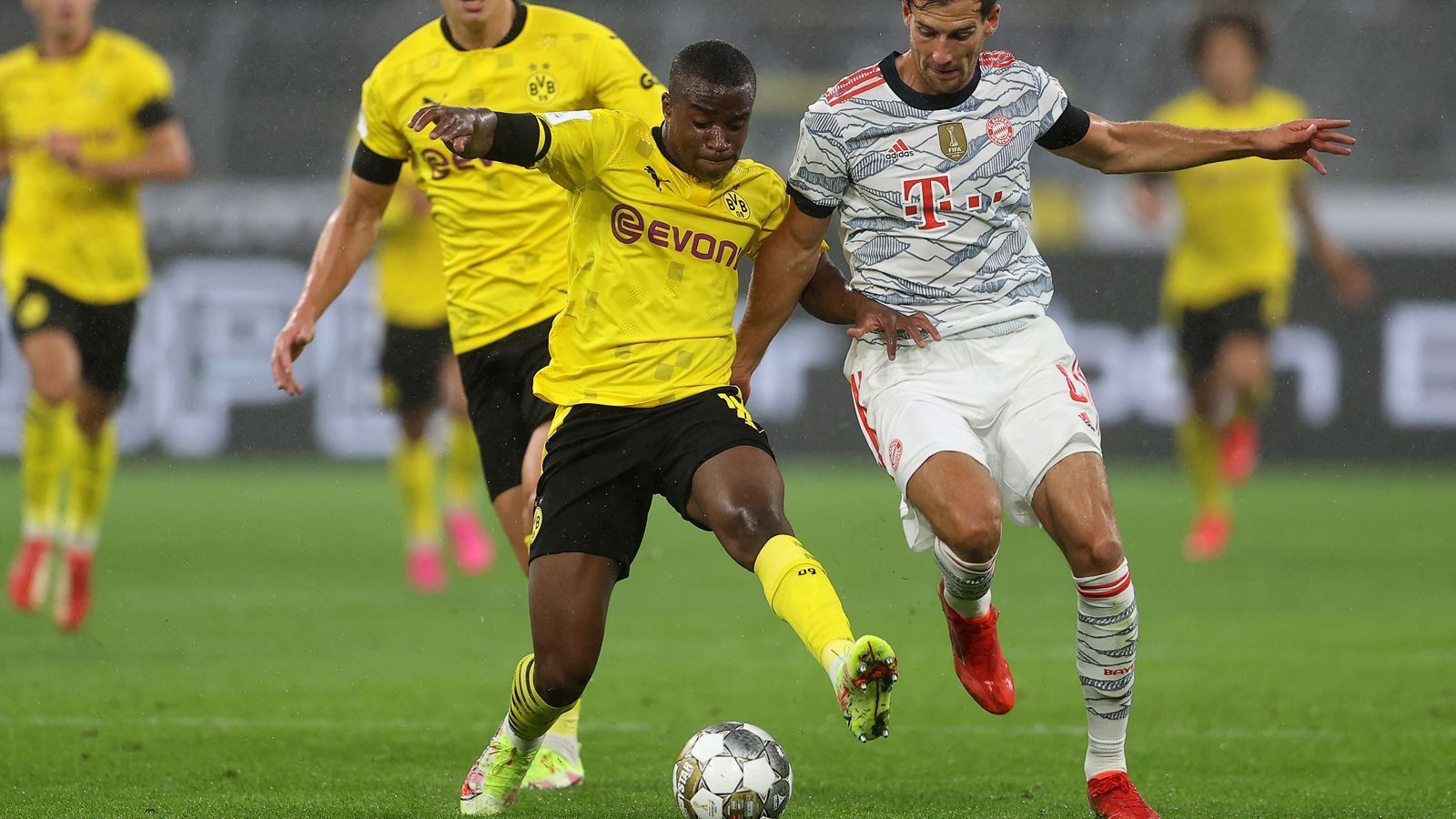 
                <strong>Youssoufa Moukoko (Borussia Dortmund)</strong><br>
                Der junge Youssoufa Moukoko ist die Überraschung in der Aufstellung des BVB und er hat auch durchaus seine Momente im DFL-Supercup. In der 30. Minute zwingt er Neuer zu einer Parade und wenig später erzielt der Jungstar sogar ein Tor, das aber wegen einer Abseitsstellung aberkannt wird. In der 58. Minute wird der Teenager ausgewechselt und durch Malen ersetzt. ran-Note: 3
              