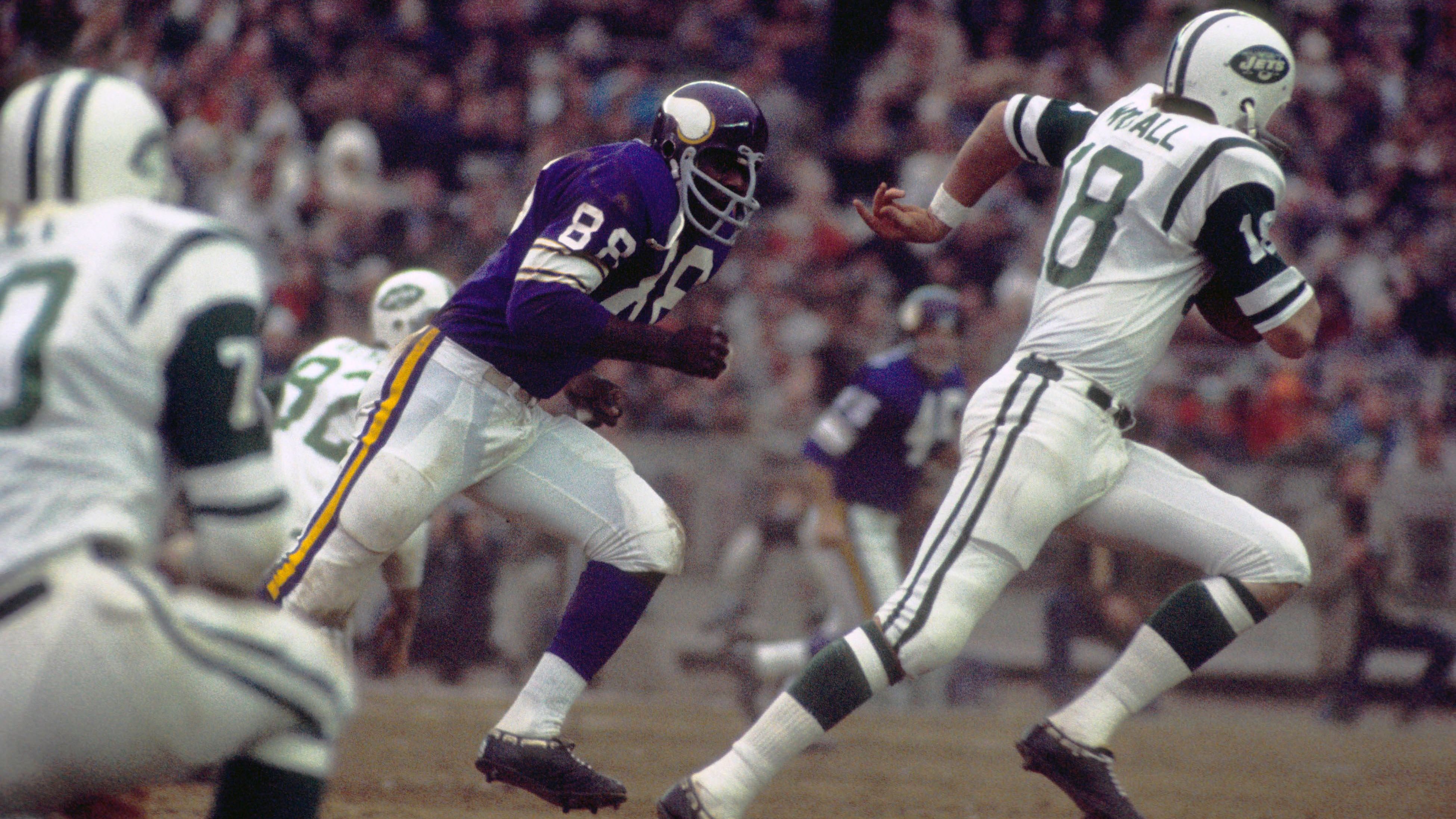 <strong>88: Alan Page<br></strong>Teams: Minnesota Vikings, Chicago Bears<br>Position: Defensive Tackle<br>Erfolge: Pro Football Hall of Famer, NFL-Champion 1969, NFL MVP 1971, zweimaliger NFL Defensive Player of the Year, fünfmaliger First Team All-Pro, neunmaliger Pro Bowler<br>Honorable Mentions: Travis Kelce, Willie Davis