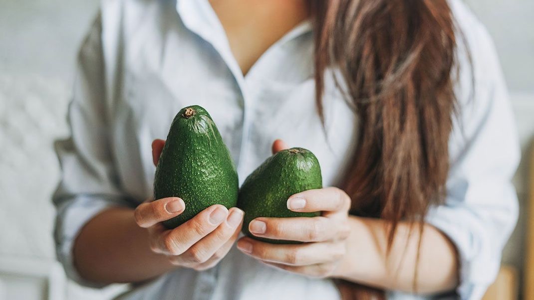 Superfood und Vitamin-Booster für die Haut – die Avocado ist reichhaltig an gesunden Fetten und versorgt die Haut mit viel Feuchtigkeit.