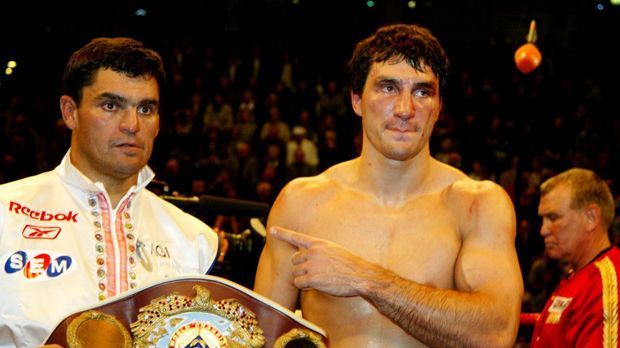 
                <strong>Corrie Sanders</strong><br>
                Der Südafrikaner schockte die Boxwelt, als er 2003 Wladimir Klitschko in den ersten beiden Runden bereits viermal zu Boden schickte und durch technischen K.o. in der zweiten Runde gewann. Nur ein Jahr später nahm Vitali Klitschko Revanche für die Niederlage seines kleinen Bruders. Danach kämpfte Sanders vornehmlich noch in seiner Heimat, Sanders bestritt 2008 mit 42 Jahren seinen letzten Profikampf, den er verlor. Am 22. September 2012 wurde Sanders erschossen.
              