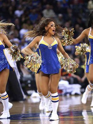 
                <strong>Heiße Einblicke - die Cheerleaders der NBA</strong><br>
                Die berühmt berüchtigten Puschel dürfen bei den Tanzeinlagen natürlich auch nicht fehlen
              
