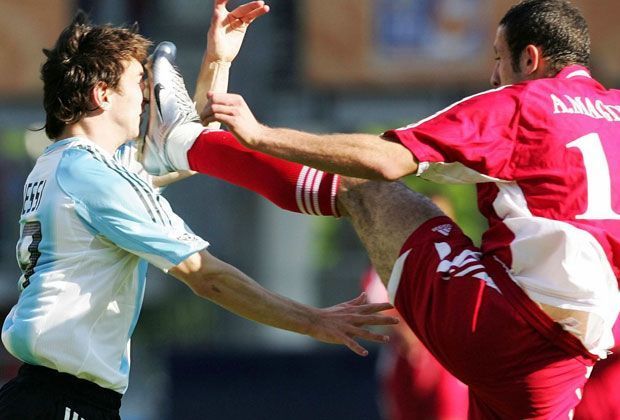 
                <strong>Lionel Messi (2005)</strong><br>
                Nicht zu stoppen! Wie es richtig geht, zeigt einmal mehr Lionel Messi. Trotz teilweise übler Attacken holt sich der schmächtige Argentinier mit drei Treffern die Titel des besten Torschützen...
              