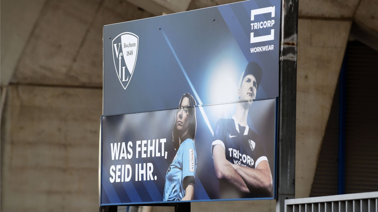 
                <strong>VfL Bochum</strong><br>
                Gleiches gilt für den VfL Bochum. Die sind sogar einen Schritt weiter, laut RKI liegt die Inzidenz bei 94,9, also unter 100. Der VfL, der im Moment noch Tabellenführer der 2. Liga ist, könnte noch auf Platz drei abrutschen und somit in der Relegation antreten. Das Heimspiel des Zweitligisten ist am 29. Mai, sollte sich der positive Trend in Sachen Neuinfektionen in der Stadt Bochum fortsetzen, könnten auch dort 500 Fans unterkommen.
              