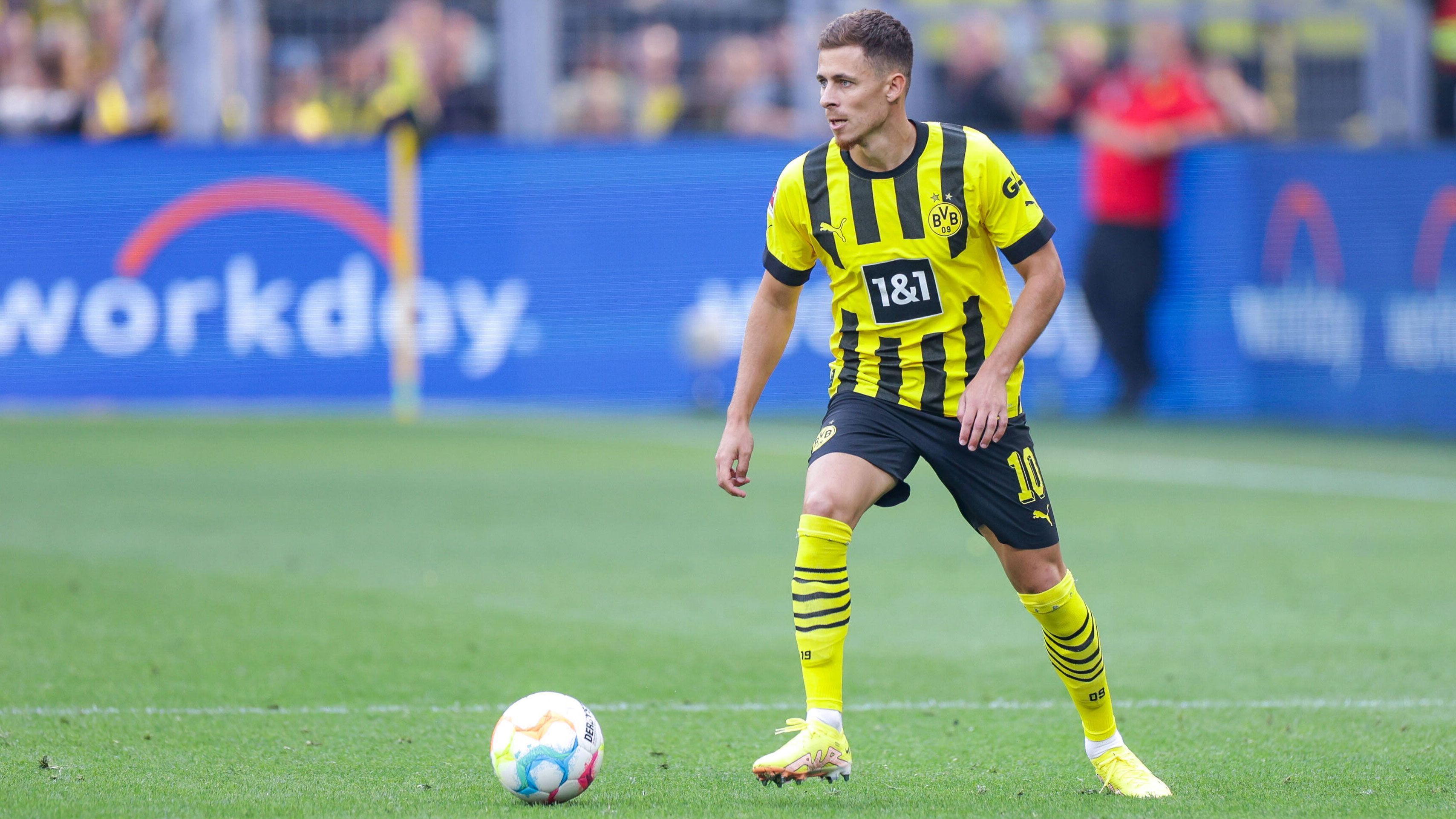 
                <strong>Thorgan Hazard</strong><br>
                Kommt in der 44. Minute für den verletzten Bynoe-Gittens und braucht ein wenig, um auf der linken Seite ins Spiel zu finden. Im weiteren Spielverlauf wird er immer auffälliger, scheitert in der 70. Minute aus kurzer Distanz an Baumann. ran-Note: 3
              