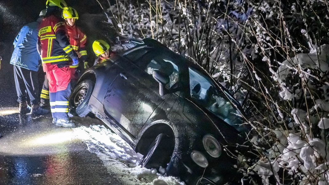 Ein Kleinwagen ist bei Straßenglätte im westlichen Sauerland in einen Graben gerutscht und Helfer sind im Einsatz. Verletzt wurde niemand.