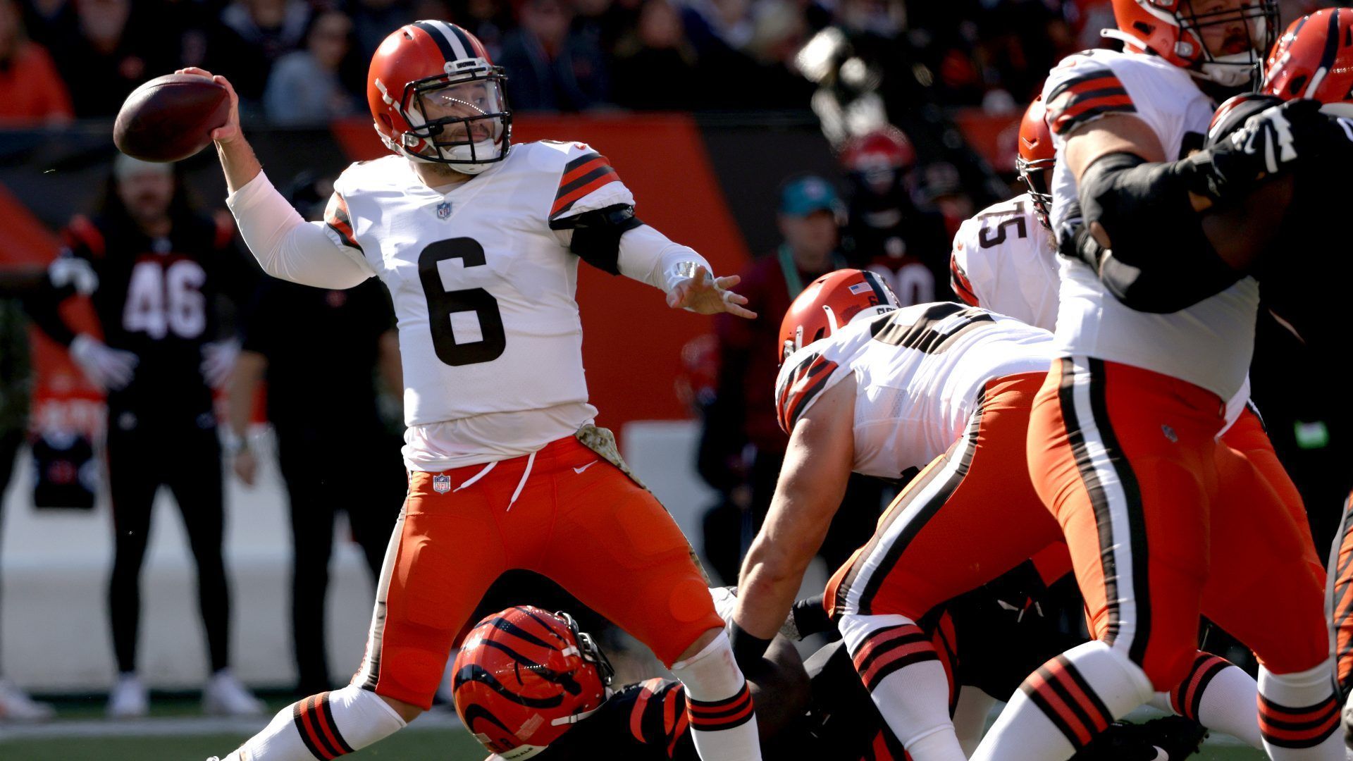 
                <strong>Quarterback: Baker Mayfield (Cleveland Browns) </strong><br>
                Obwohl die Offensive der Cleveland Browns hauptsächlich aus dem Laufspiel besteht, könnte Quarterback Baker Mayfield vor einem großen Spiel gegen die New England Patriots am Sonntag (ab 19:00 live auf ProSieben MAXX und im Livestream auf ran.de) stehen. Sowohl Nick Chubb als auch Kareem Hunt werden das Spiel verletzungsbedingt verpassen. Da die Patriots in den vergangenen Wochen einige Punkte auf die Anzeigetafel brachten, werden Mayfield und die Browns ebenfalls aus allen Zylindern feuern müssen. Das sollte auch die Fantasy Manger überzeugen, Baker in ihre Aufstellungen zu packen. 
              