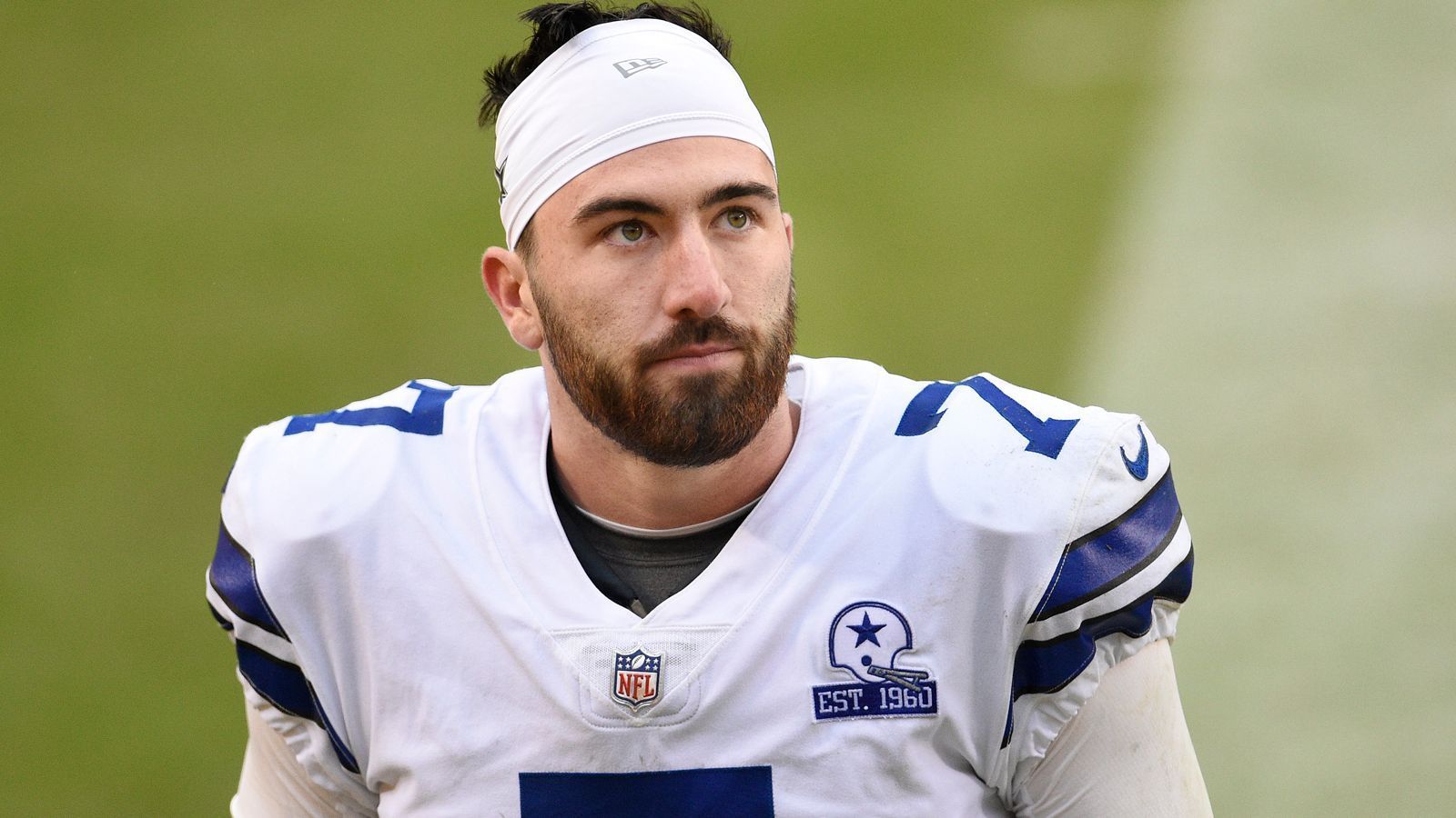 
                <strong>Verrücktes 2020</strong><br>
                Er sieht es so, wie man das sehen sollte, wenn man als Rookie in die NFL kommt: als Chance. "Für mich ist dies eine einmalige Gelegenheit", sagte DiNucci: "Als Rookie und Siebtrundenpick sieht man Dak und Andy im Kader und sagt: 'Es gibt keine Chance, dass ich dieses Jahr auf dem Feld bin.' Aber hey, es ist 2020. Was erwartet man da noch?" Wenn er schon so fragt: Siege wären jetzt noch das i-Tüpfelchen.
              