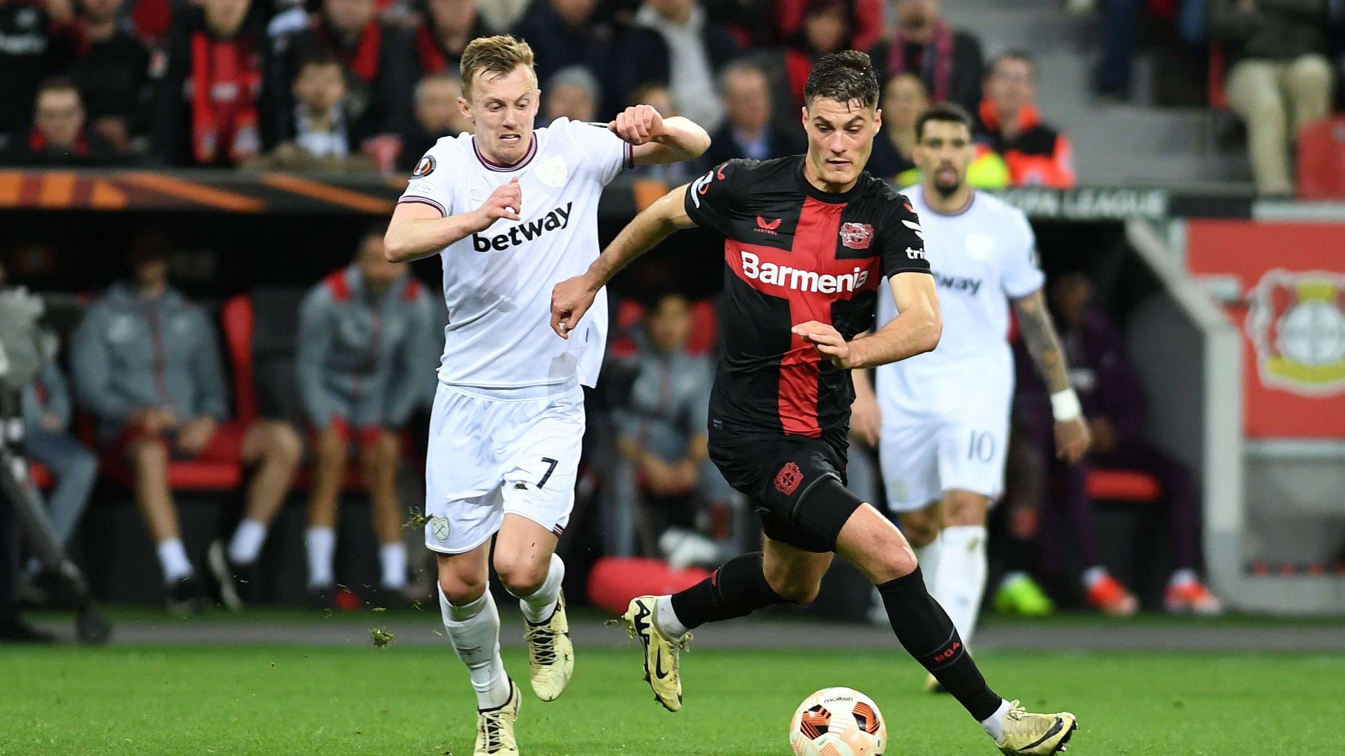 <strong>Patrik Schick</strong><br>Hängt ganz vorne ein wenig in der Luft, weil der letzte Ball selten zu ihm und er selten zum Abschluss kommt. In der 30. Minute wird es per Linksschuss gefährlich, doch Fabianski hält. Scheitert in der 71. Minute aus kurzer Distanz per Kopf. Viel mehr kommt nicht. Ist innerhalb der Bayer-Dominanz eher blass. <strong><em>ran-Note: 4</em></strong>