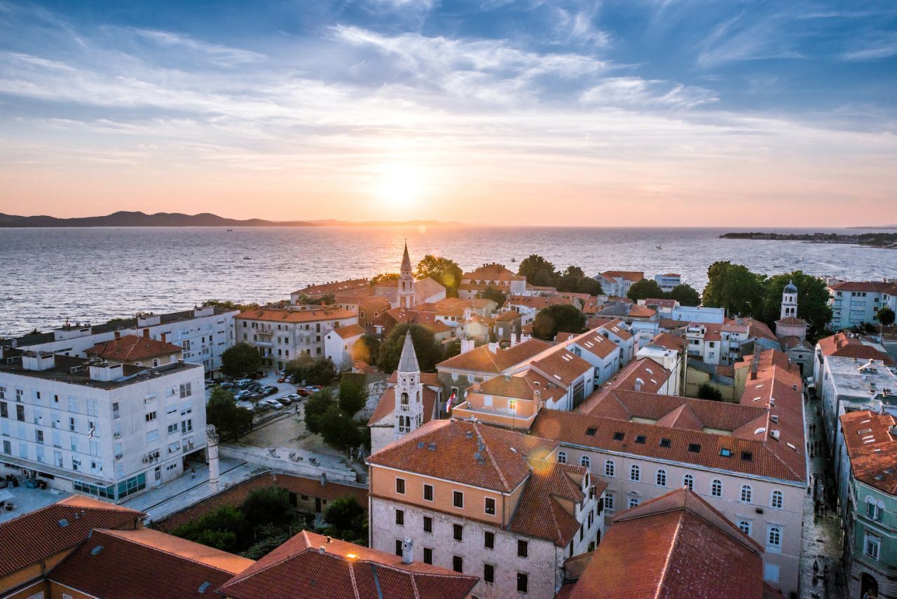 35 Prozent weniger gibt man im Schnitt als Urlauber in Kroatien aus. Dubrovnik ist hip. Aber auch in Zadar (Bild), ebenfalls an der Adria gelegen, lohnt sich eine Entdeckungstour. Hinter der historischen Stadtmauer befinden sich prunkvolle Kirchen, römische Ruinen, schmale Gässchen mit Lokalen und Läden.  