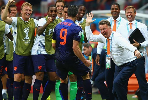 
                <strong>Spanien vs. Niederlande: 1:5 - Lehrstunde in Oranje</strong><br>
                Da ist es wieder - das Feierbiest Louis van Gaal zeigt sich in bester Jubel-Laune. So kennen wir ihn nur vom Münchner Rathaus-Balkon.
              