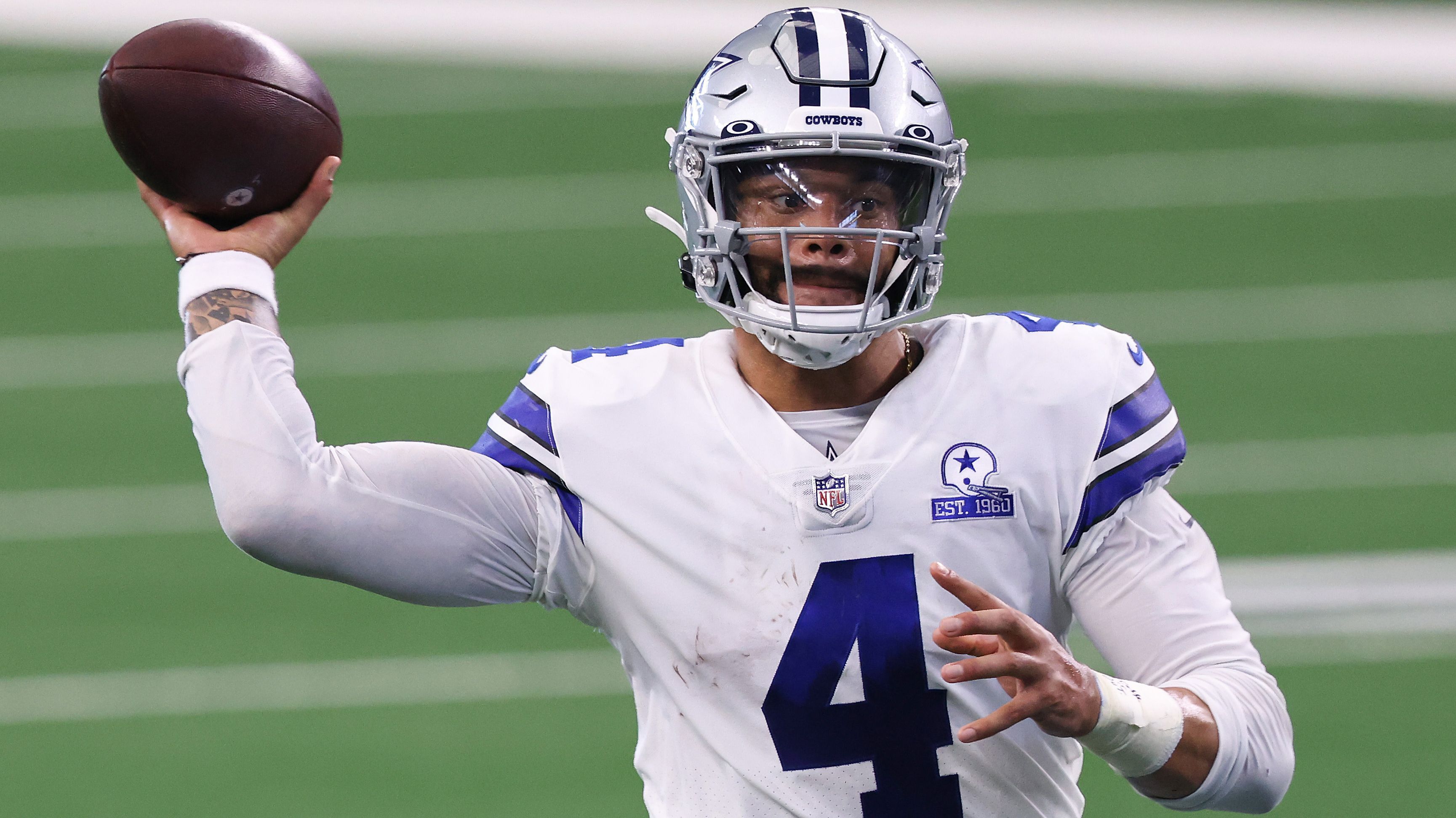 
                <strong>Prescott und Cowboys umgehen nächsten Vertragspoker</strong><br>
                Offiziell haben die Dallas Cowboys ihren Star-Quarterback Dak Prescott mit dem Franchise Tag gehalten, die Aktion war aber mehr pro forma, um den Spieler gar nicht erst zum Free Agent werden zu lassen und den neuen Langzeitvertrag über vier Jahre und 160 Millionen Dollar in aller Ruhe schriftlich festhalten zu können. Trotz der schweren Verletzung in der Vorsaison hat der 27-Jährige alles richtig gemacht und erhält nun seinen erhofften Zahltag sowie Planungssicherheit für die Zukunft.
              